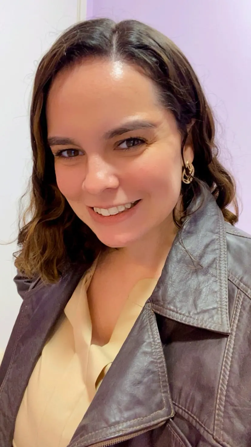 Dra. Laís Maroli em sua clínica
